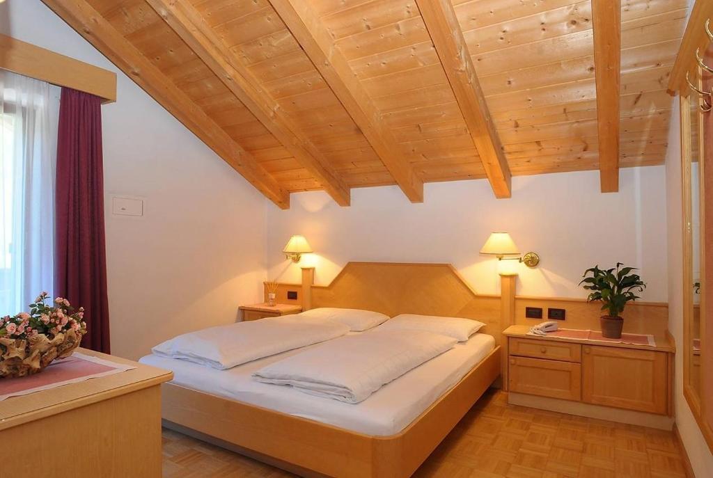 One-Bedroom Apartment with Balcony and Mountain View